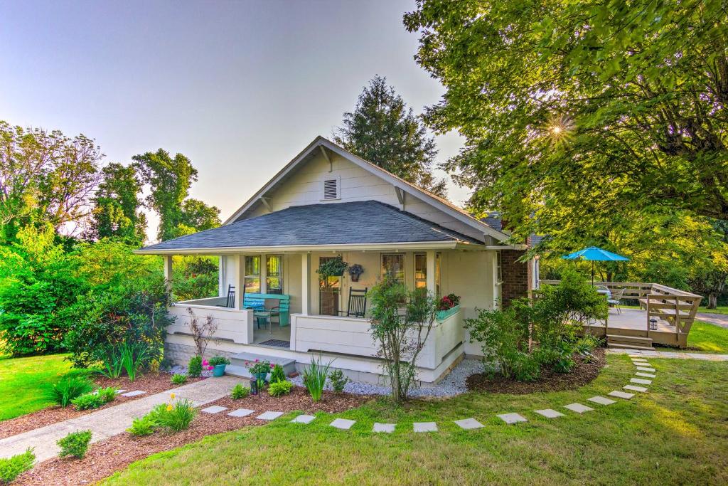 Restored 1930s Home on 1 Acre Walk to Town! (Mars Hill)