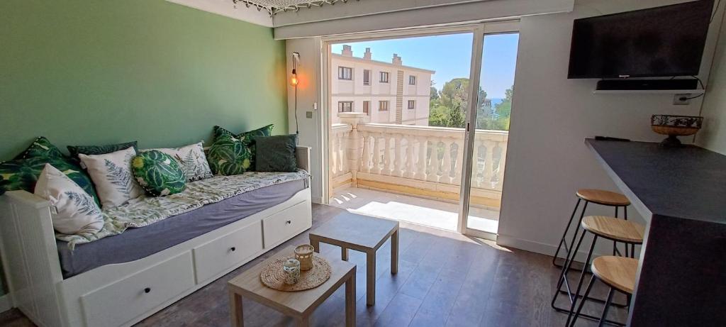 Cosy 50 m with Pool-Balcony sea view!