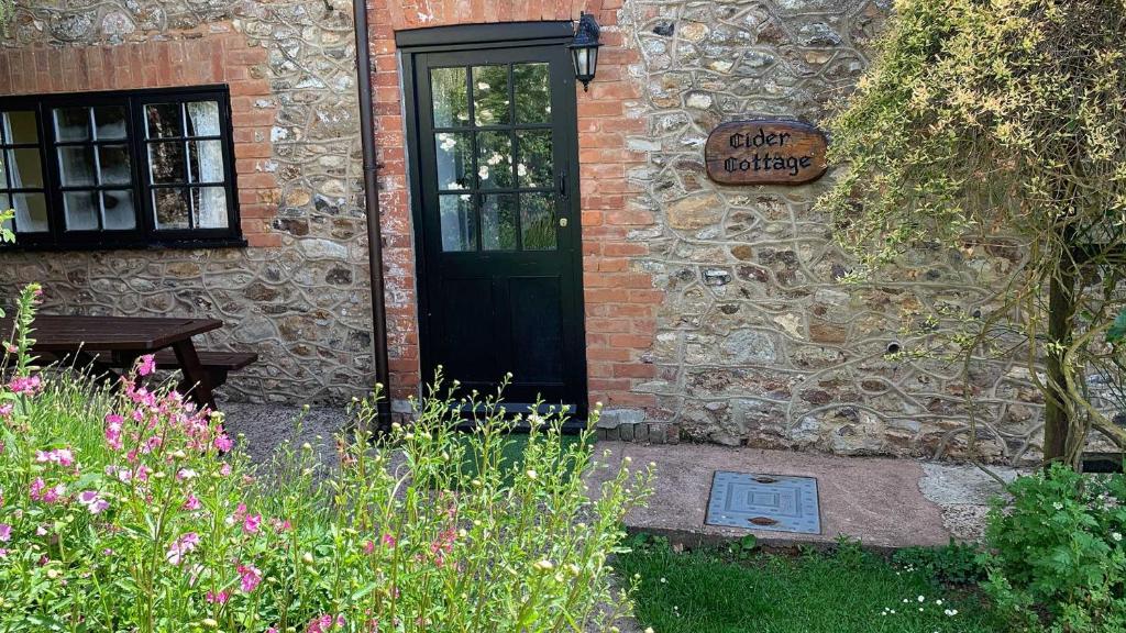 Cider Cottage - Groups - Families and Workers Welcome!