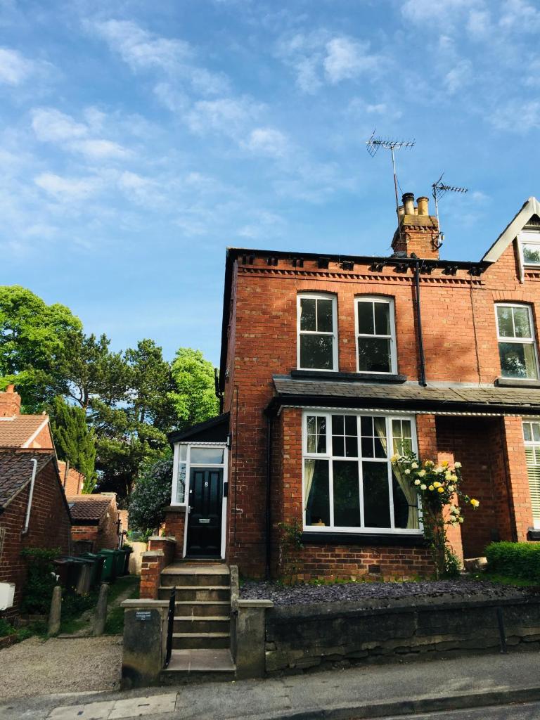 Victorian end-of-terrace (Boston Spa)