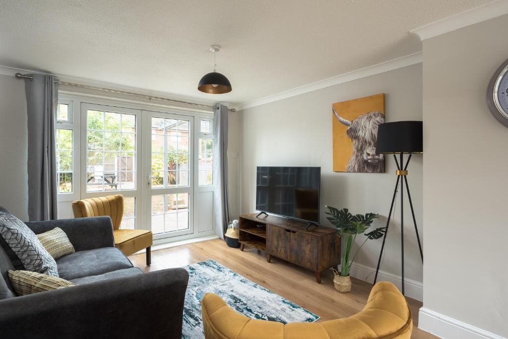 Stylish & Spacious 3BR Home With Private Driveway (Bletchley)