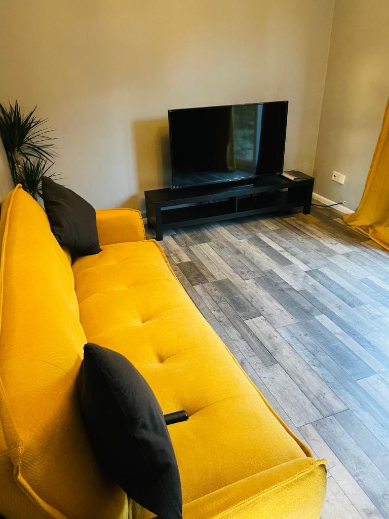 Freshly decorated 2 bed central MK Free parking (Milton Keynes)