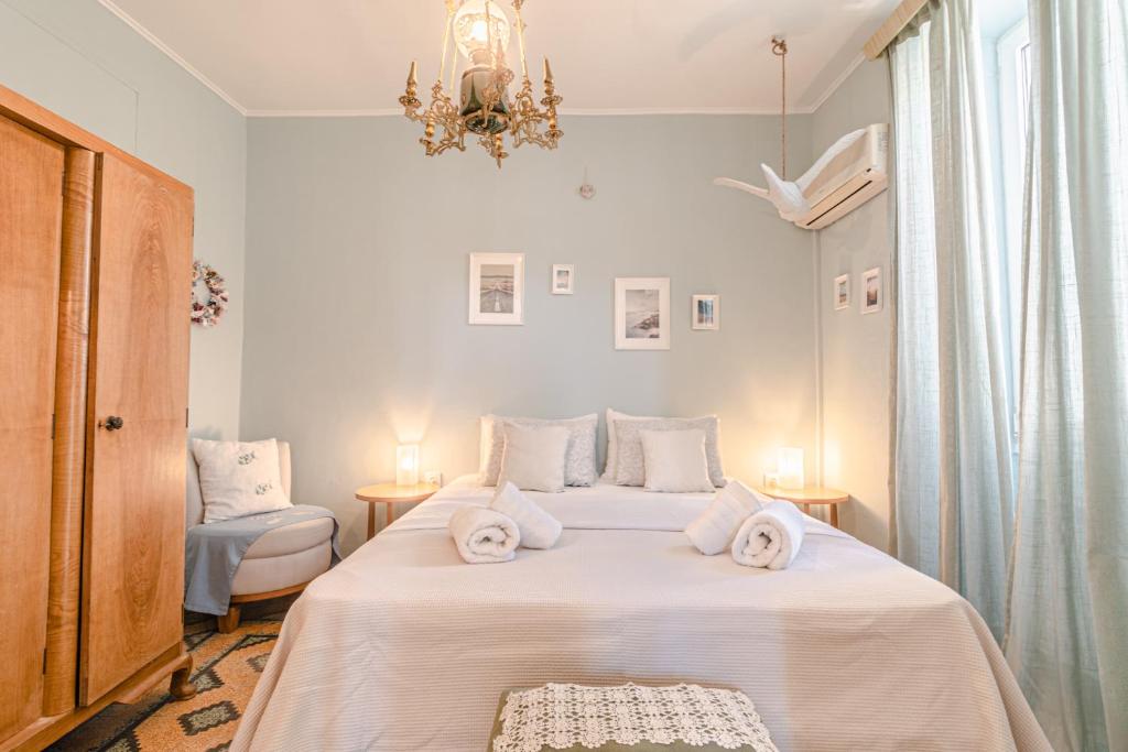 Elegant & Neoclassical Flat in Andros Town
