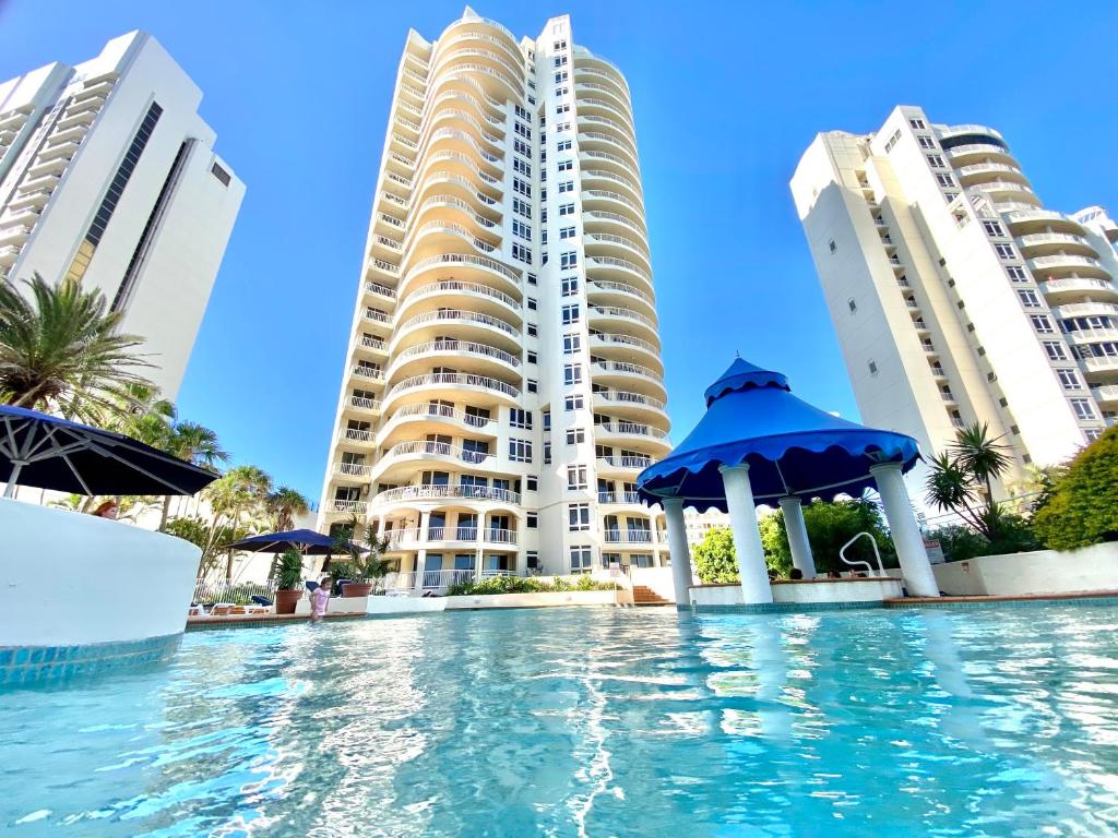 Beachfront Romantic Getaway - Surfers Paradise