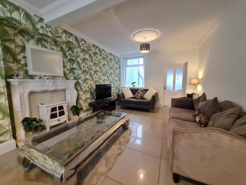 Stylish & comfortable 4 bedroom home with patio & Secure Bike Storage