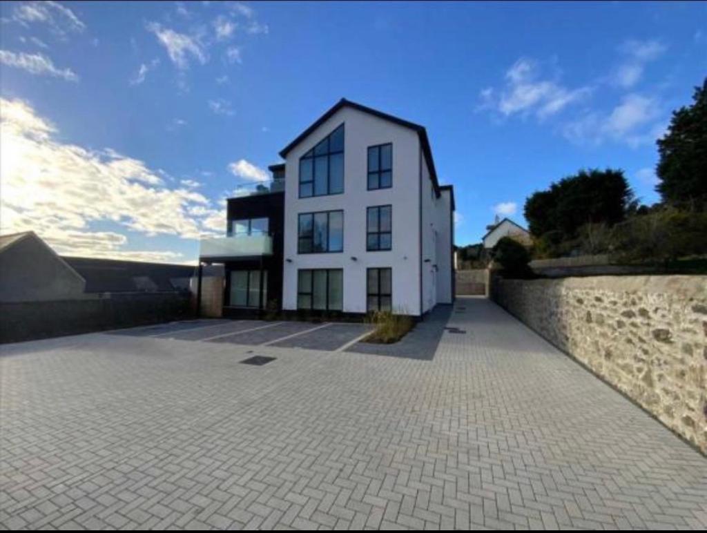 Salisbury Suite - Modern 2 bedroom flat with parking in Menai Bridge