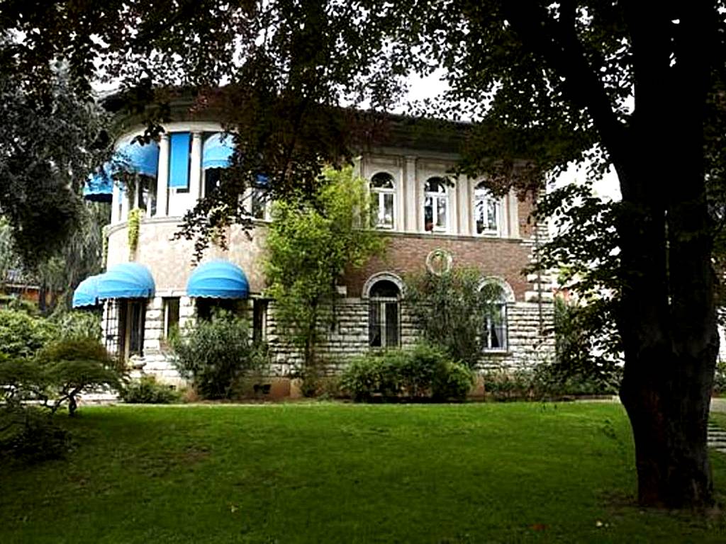 Villa V