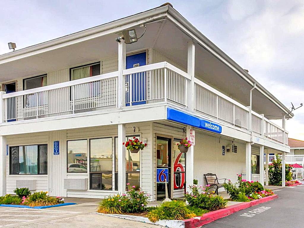 Motel 6-Medford