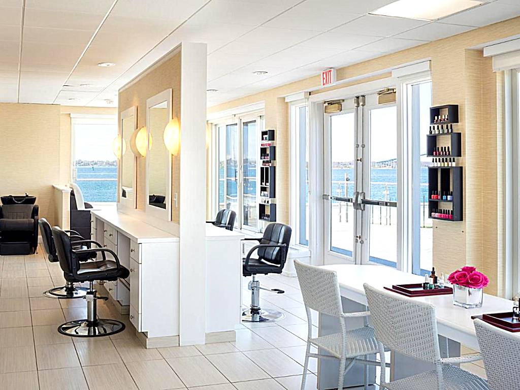 Newport Harbor Island Resort (Newport)
