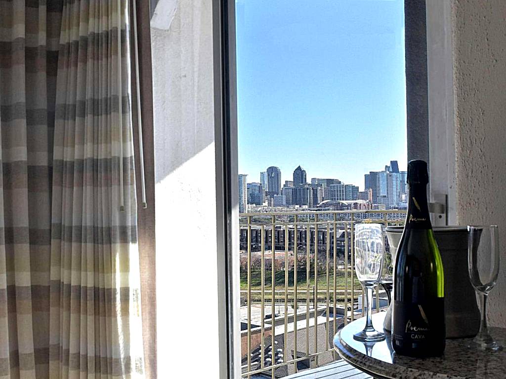 DoubleTree by Hilton Dallas Market Center: King Room with Balcony - Non-Smoking