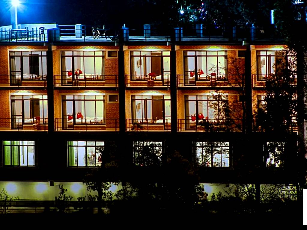 hotel Dhulikhel view point: Deluxe Double Room (2 Adults + 1 Child)