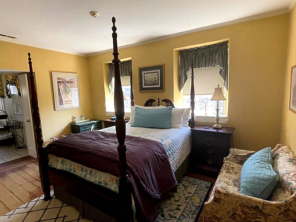 Wayside Inn Bed and Breakfast: Queen Room with Spa Bath (Ellicott City)