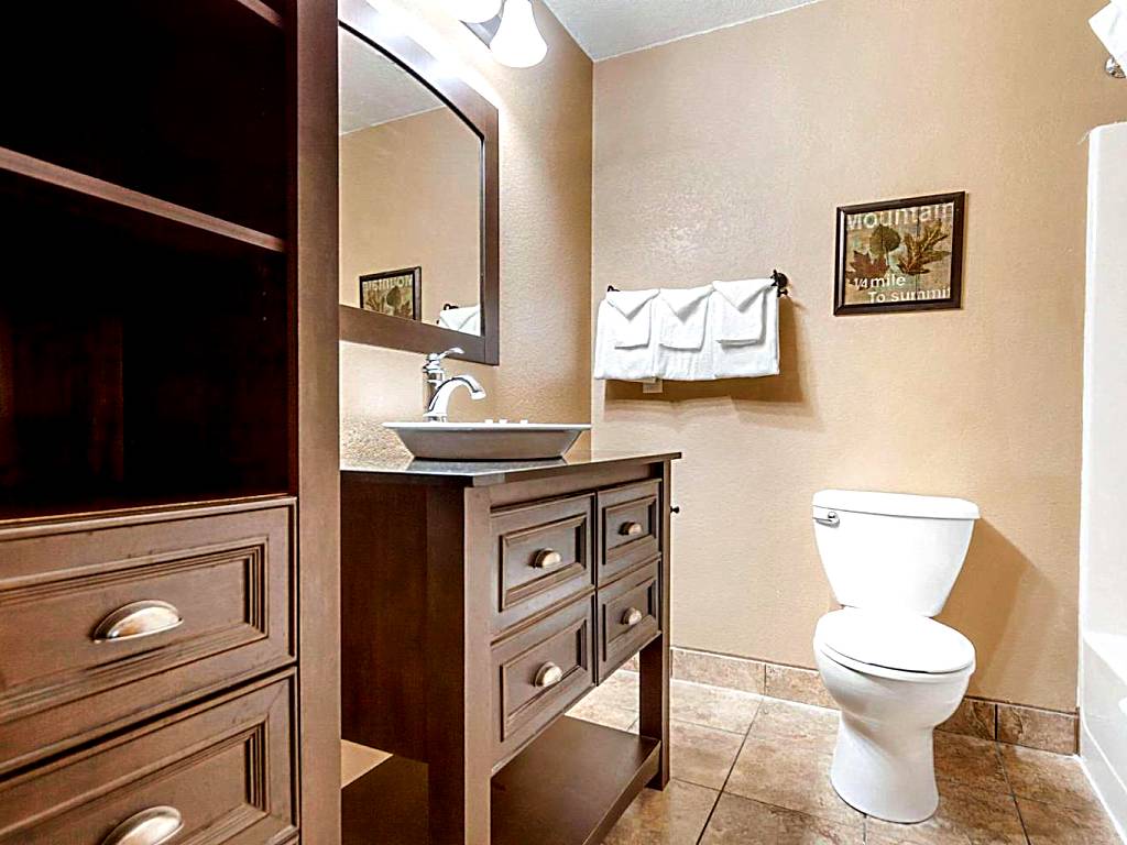 Econo Lodge Black Hills: Queen Suite - Non-Smoking