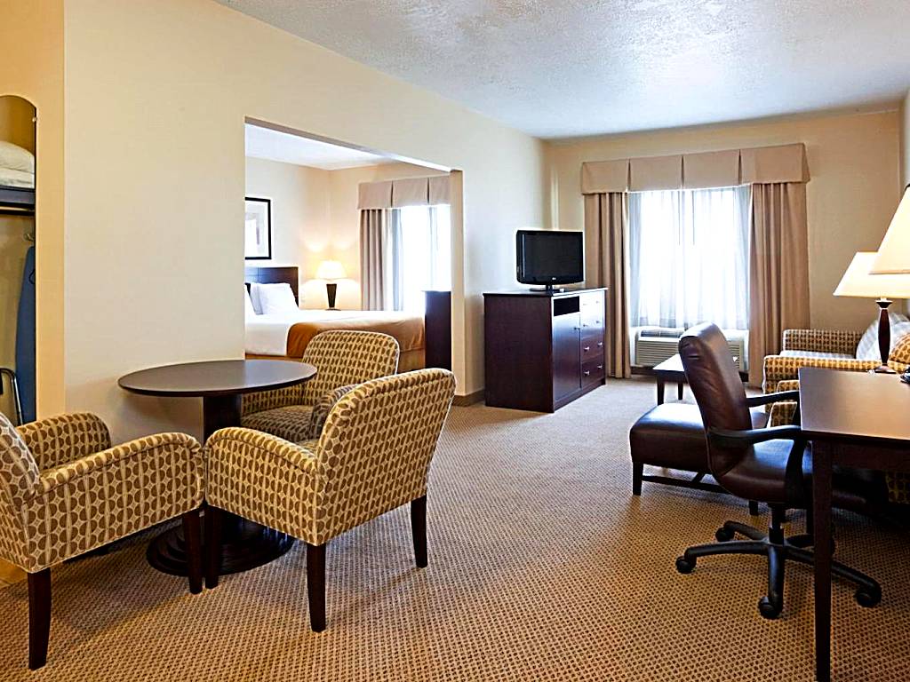 Holiday Inn Express Hotel & Suites Sioux Falls-Brandon: King Suite with Spa Bath (Brandon)