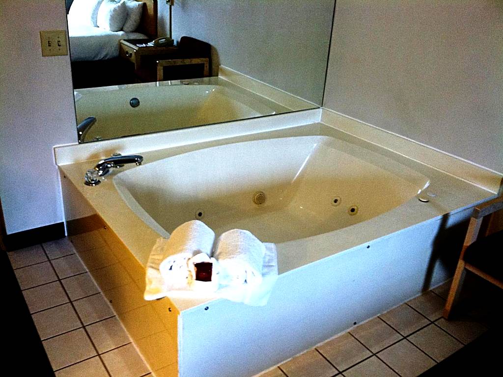 Baymont by Wyndham South Haven: One Bedroom King Suite - Non-Smoking