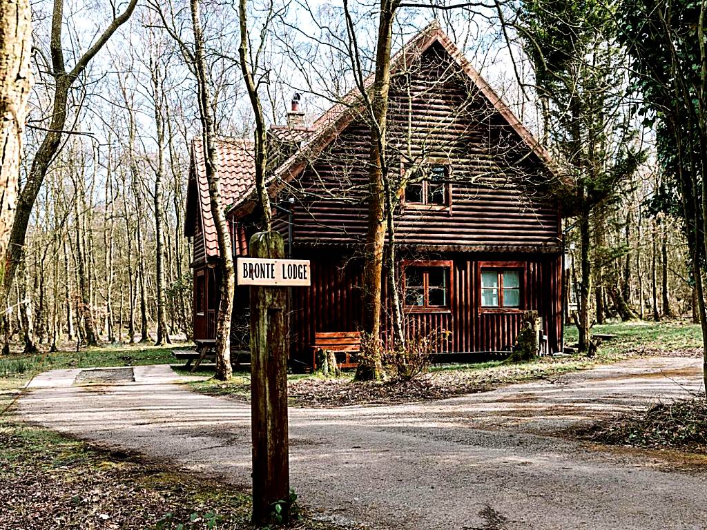Chevin Country Park Hotel & Spa: Woodland 3 bed Chalet with hot tub (Otley)
