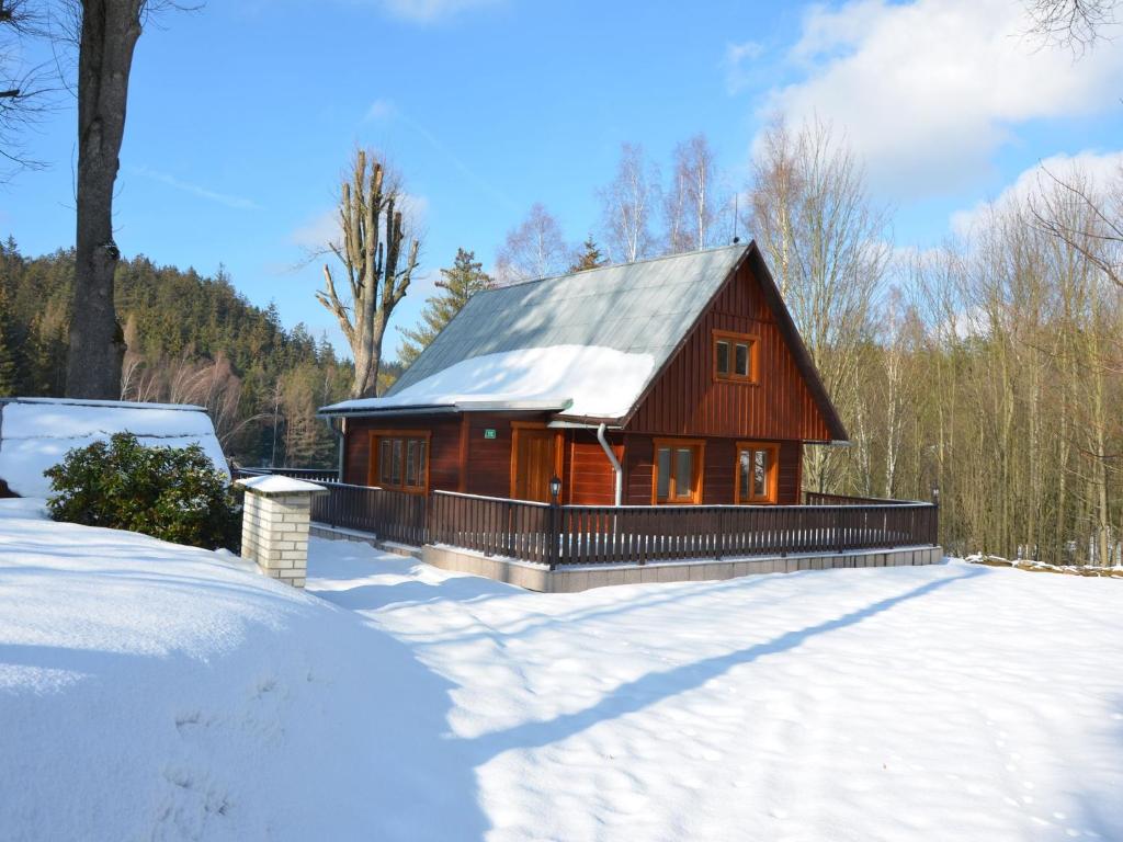 Holiday home with well kept fenced in rice on the shore of a small reservoir