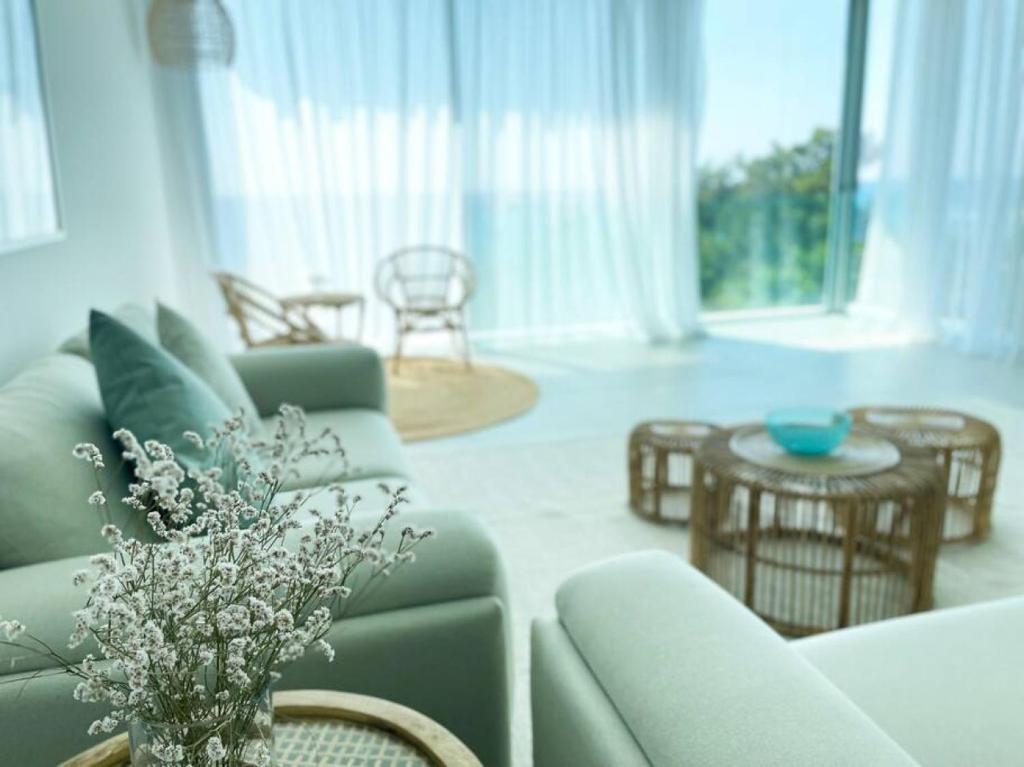 Amchit Bay Beach Residences 3BR w Indoor Jacuzzi