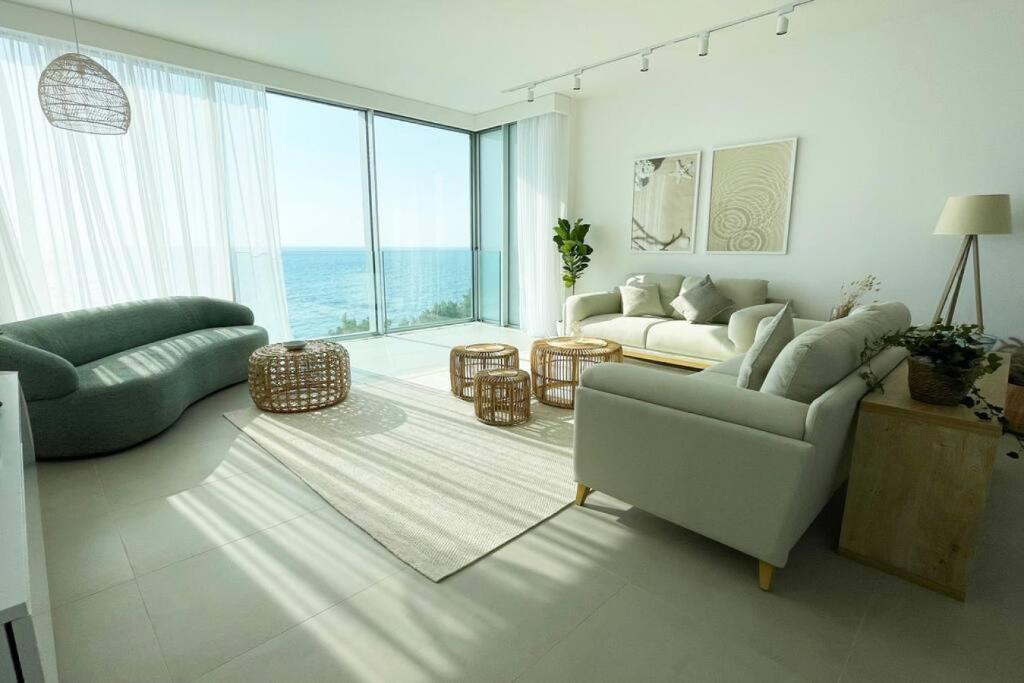 Amchit Bay Beach Residences 3BR Rooftop w Jacuzzi