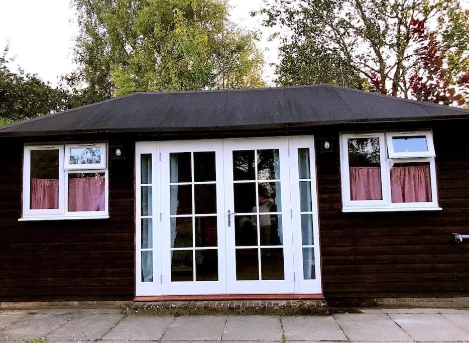 Cosy Private Cabin with parking in good location