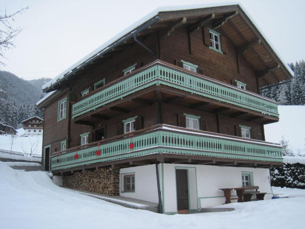 Cozy Chalet in Bramberg am Wildkogel with sauna close to ski lift