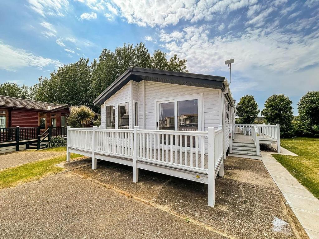 Beautiful Lodge With Decking In Hunstanton At Manor Park Ref 23023w