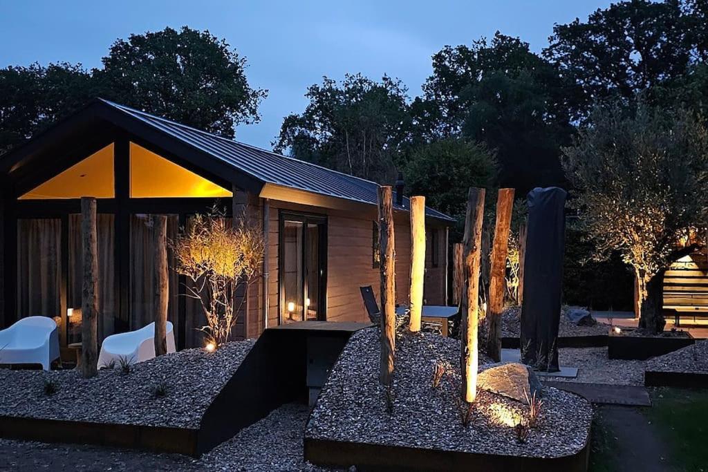 Modern ingericht chalet op groen park op de Veluwe