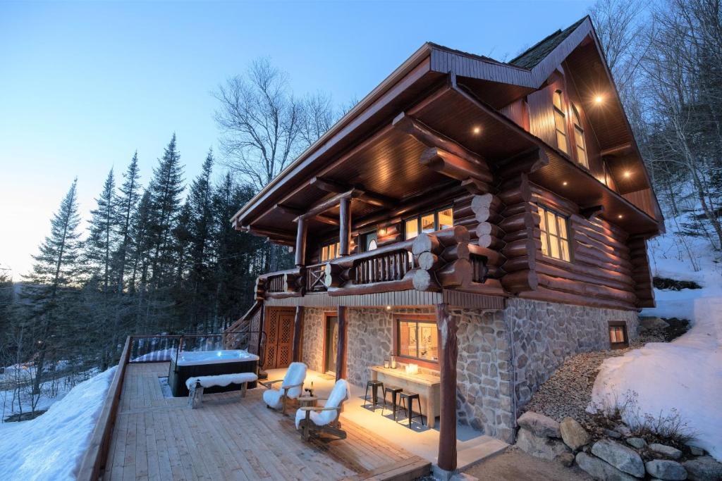 Breathtaking log house with HotTub - Winter fun in Tremblant