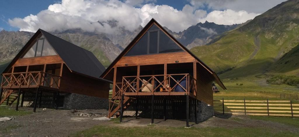 Cliffside cottage Kazbegi