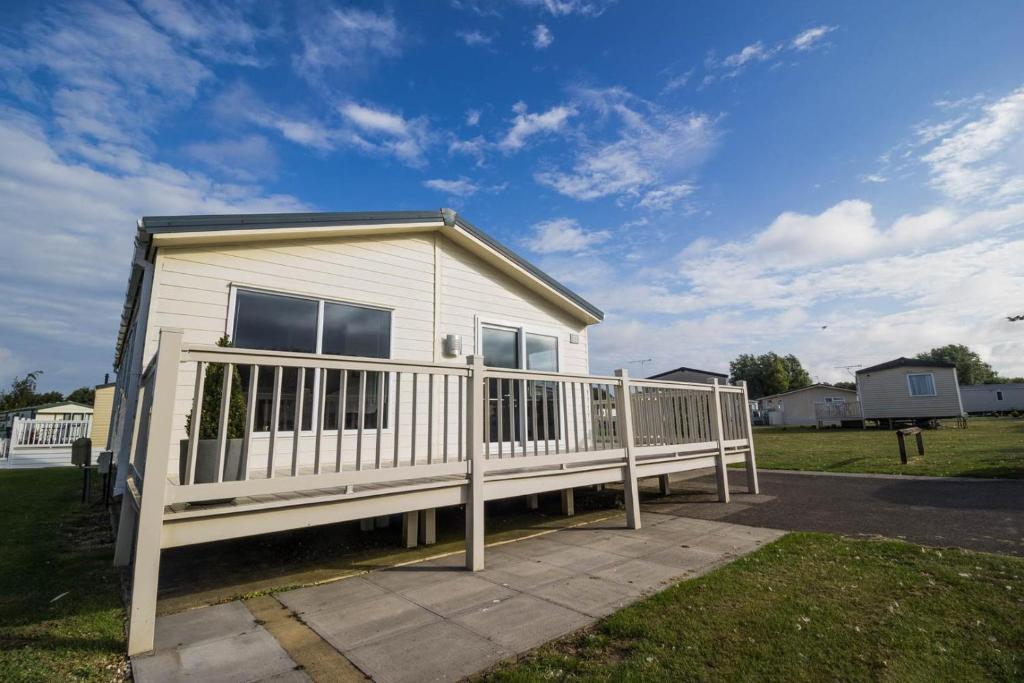 Stunning 4 Berth Lodge With Decking At Manor Park In Hunstanton Ref 23173k