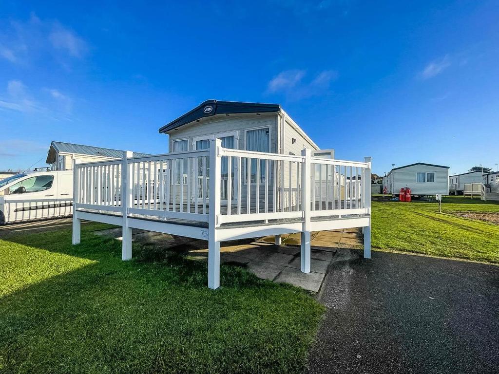 Spacious Caravan With Large Decking Area, Perfect To Enjoy The Sun, Ref 23058c
