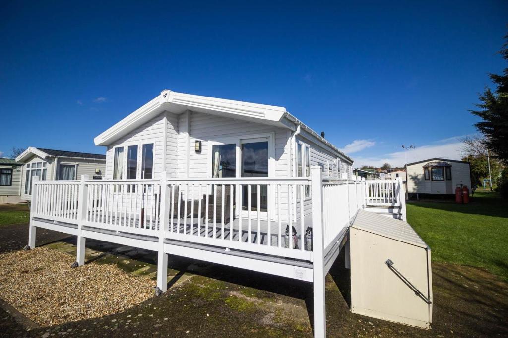 Beautiful 4 Berth Lodge With Decking At Manor Park In Hunstanton Ref 23038c