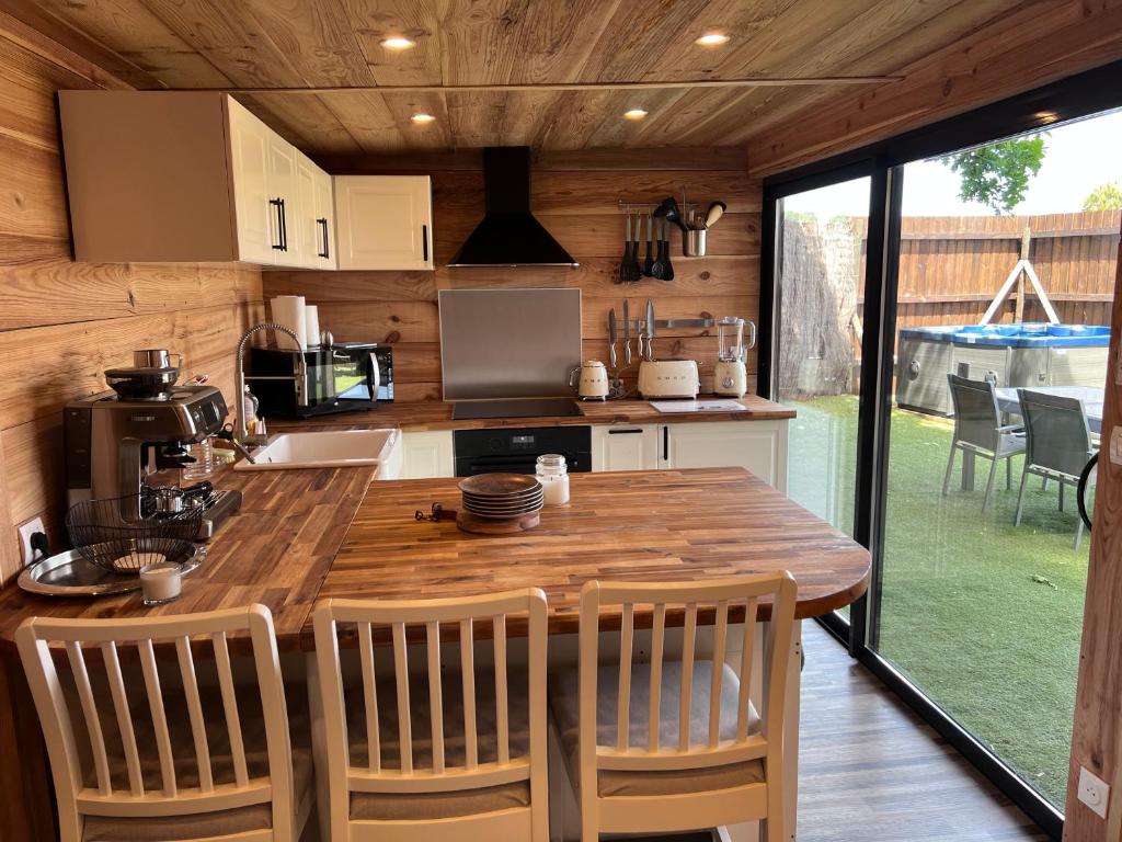 Chalet et Jaccuzy sur la plage