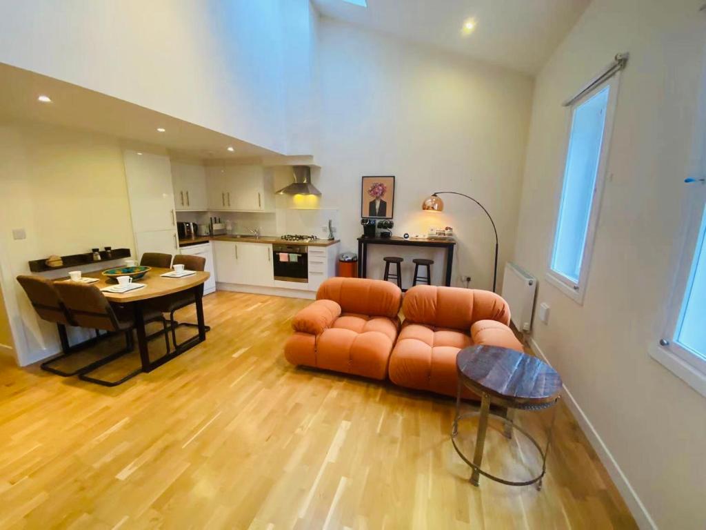 2 Bed 2 bath with Private Parking