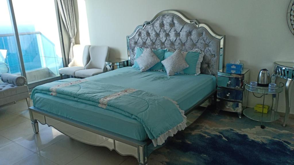 Single 1 Master Room in 3 bedroom apartment FT2403 with attached washroom and balcony with fantastic sea view غرفة مفردة واحدة رئيسية في شقة مكونة من 3 غرف نوم FT2403 مع حمام ملحق وشرفة بإطلالة رائعة على البح
