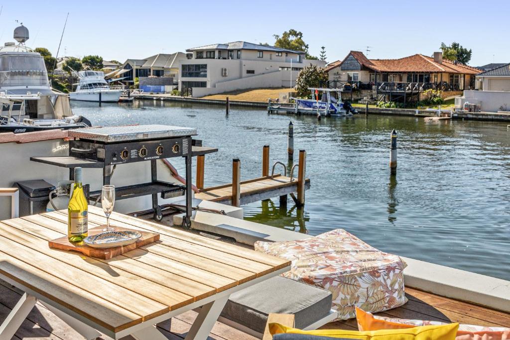 Canal Home -Close to Beach and City Centre