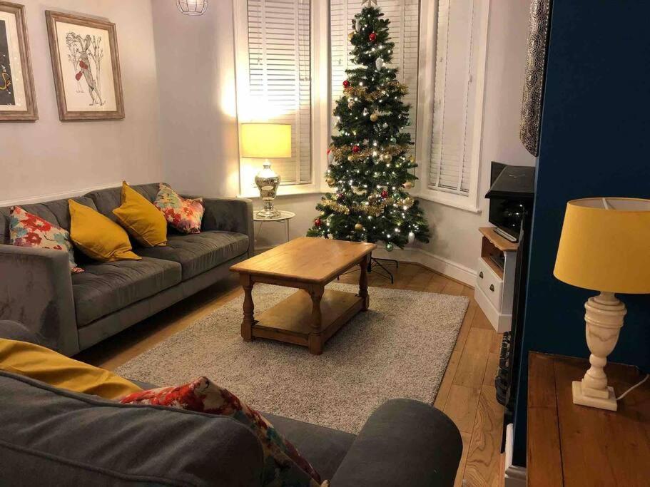 Gloucester Rd 2 mins away - Fab, new, trendy house