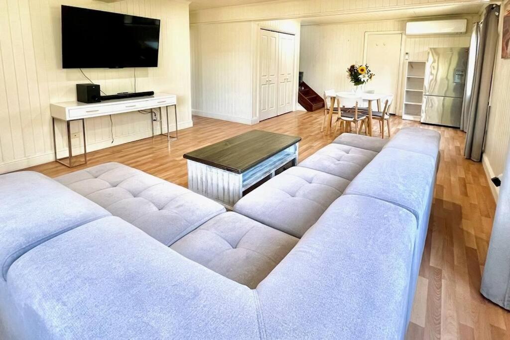 Tradies Paradise 5 Bed, 3 Bath with WiFi & AC
