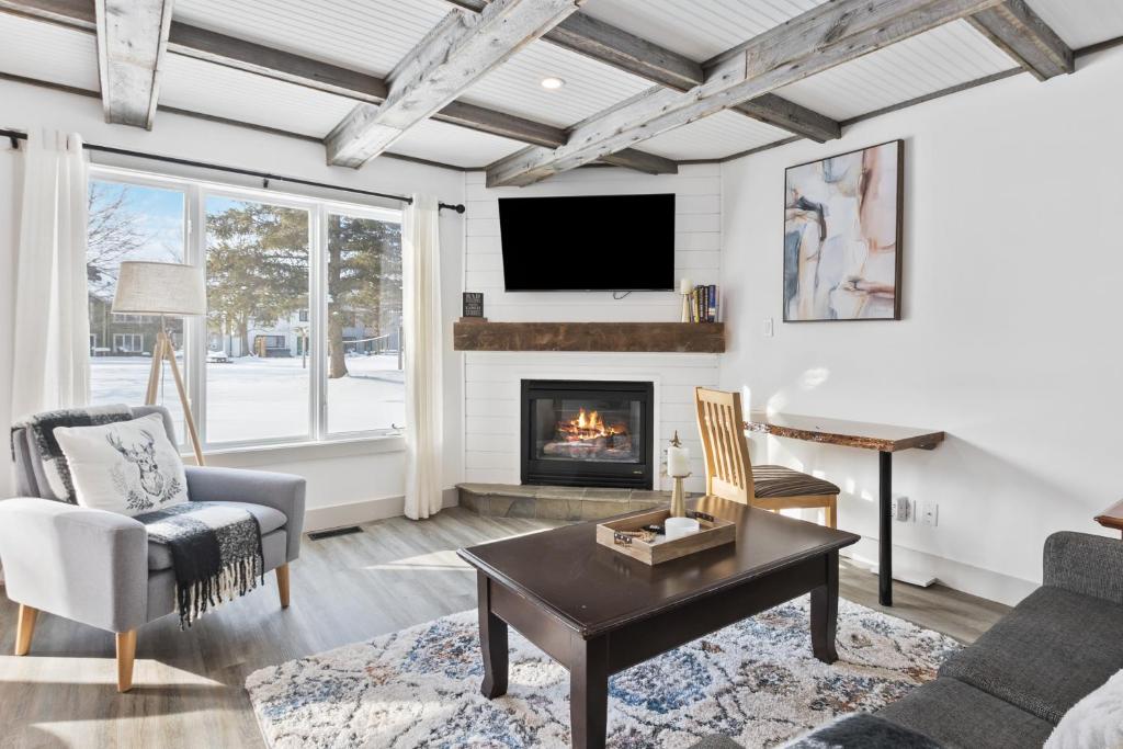 Collingwood Chalet Near Blue Mountain Slopes 39B
