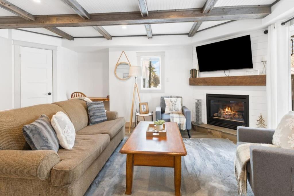 Collingwood Chalet Near Blue Mountain Slopes 39A
