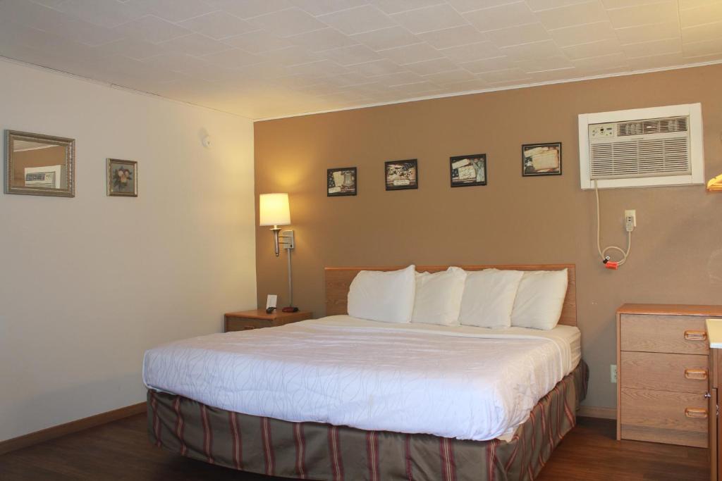 The Brookside Motel / Mt. Rushmore