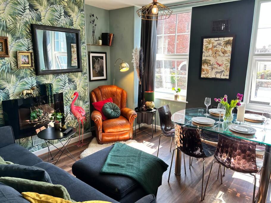 Stylish 2 Bed Apartment Near Beach, Parking, Wifi, Netflix