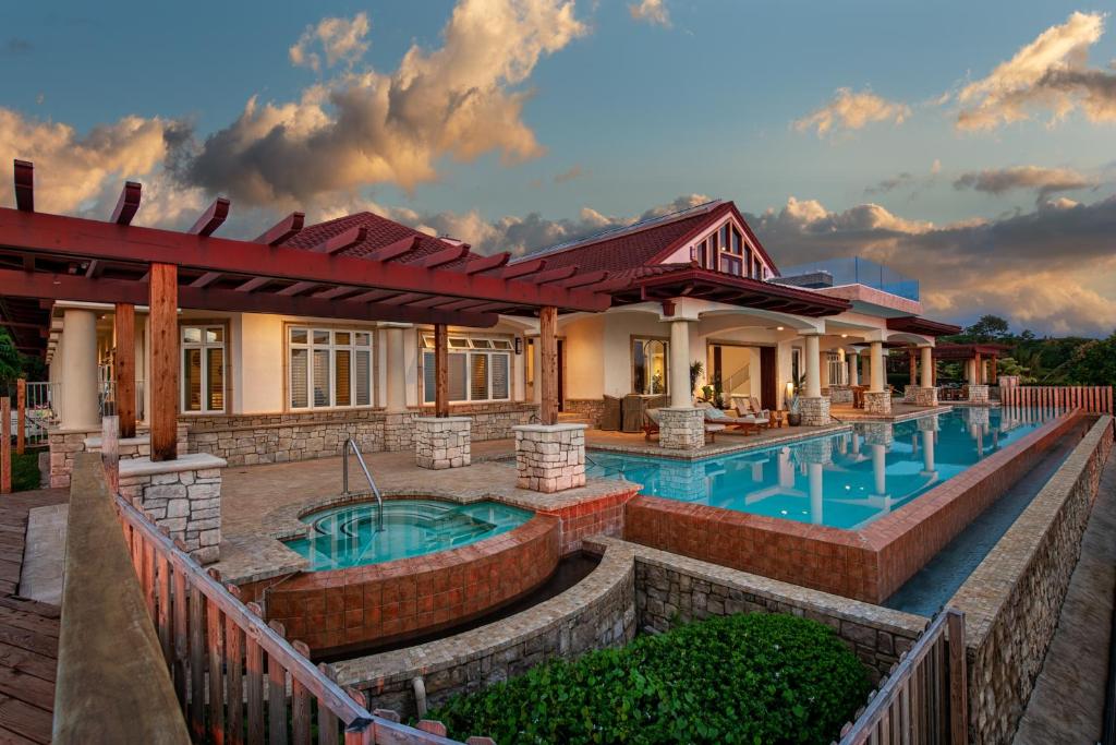 Luxury Kona Mansion - Infinity Pool & Epic Views