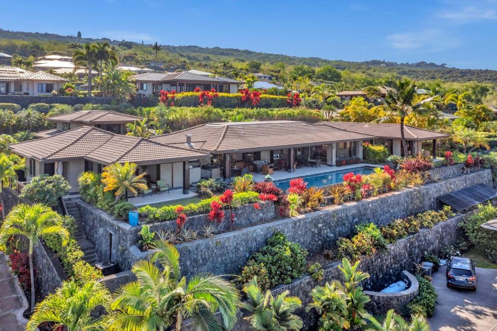 Luxurious Hawaiian Haven Unwind in Panoramic Paradise!