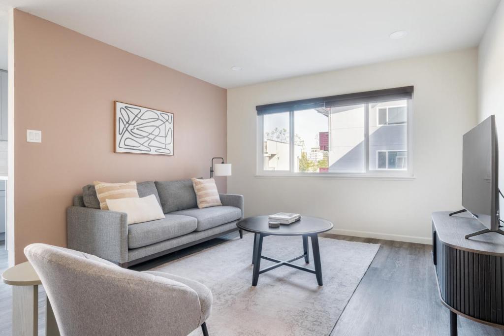 Redwood City 2br w on-site laundry nr shopping SFO-1394