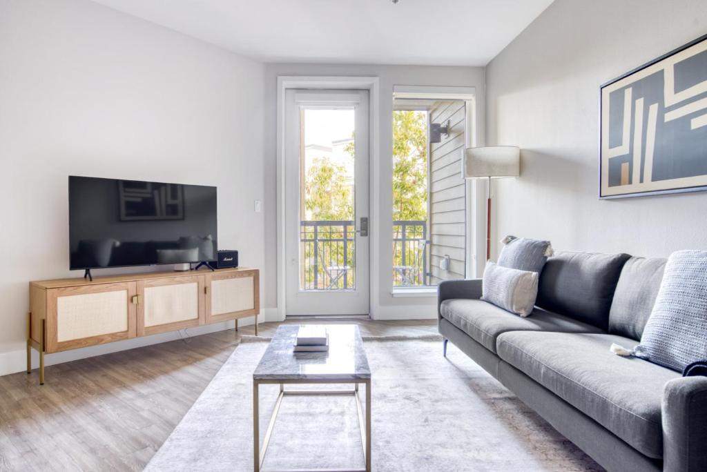 Redwood City 1BR w Gym Pool 6 mins to Caltrain SFO-870