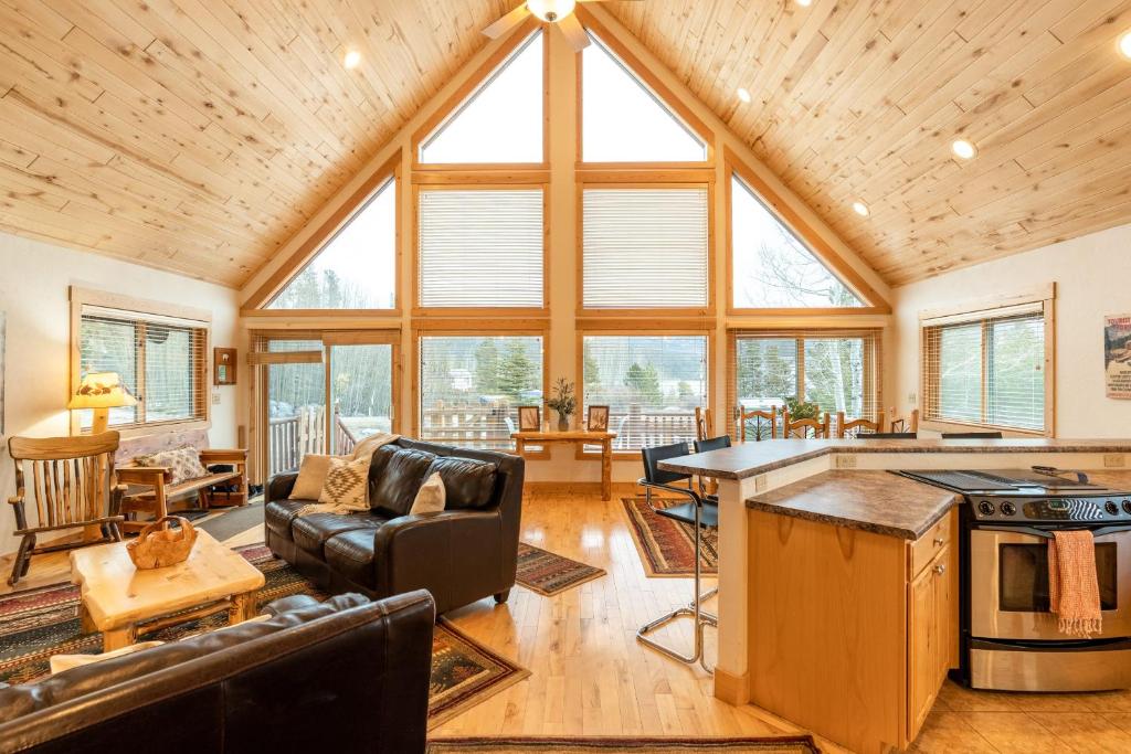 Beautiful A-Frame Cabin w Views of Lake