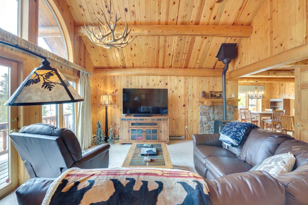 Dog-Friendly Grand Lake Cabin with Shadow Mtn View!