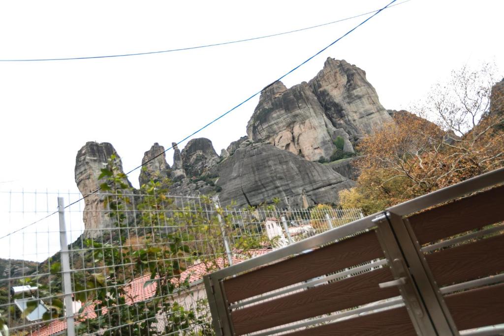 The house under the rocks of Meteora 2