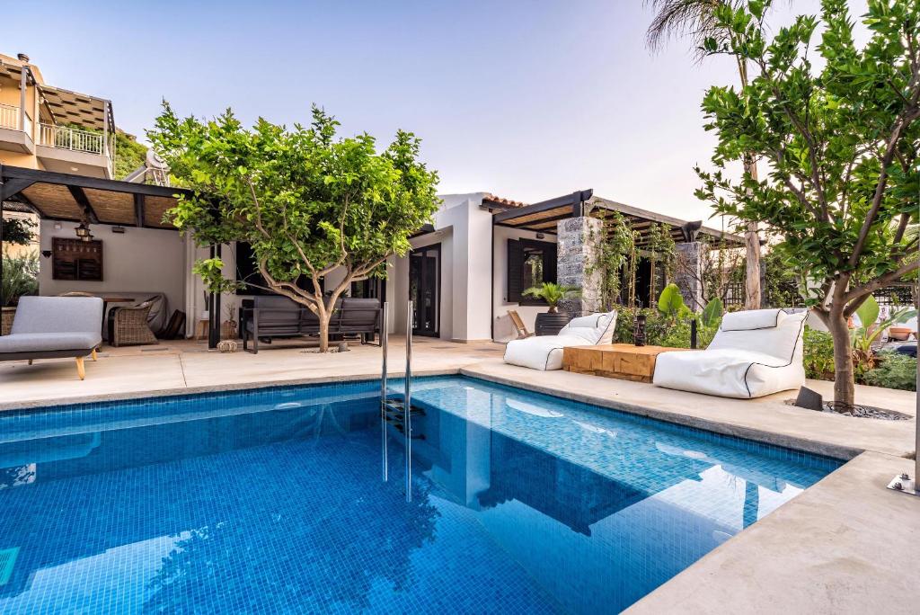 HALO Ligaria Suite 100m next to the beach with private pool